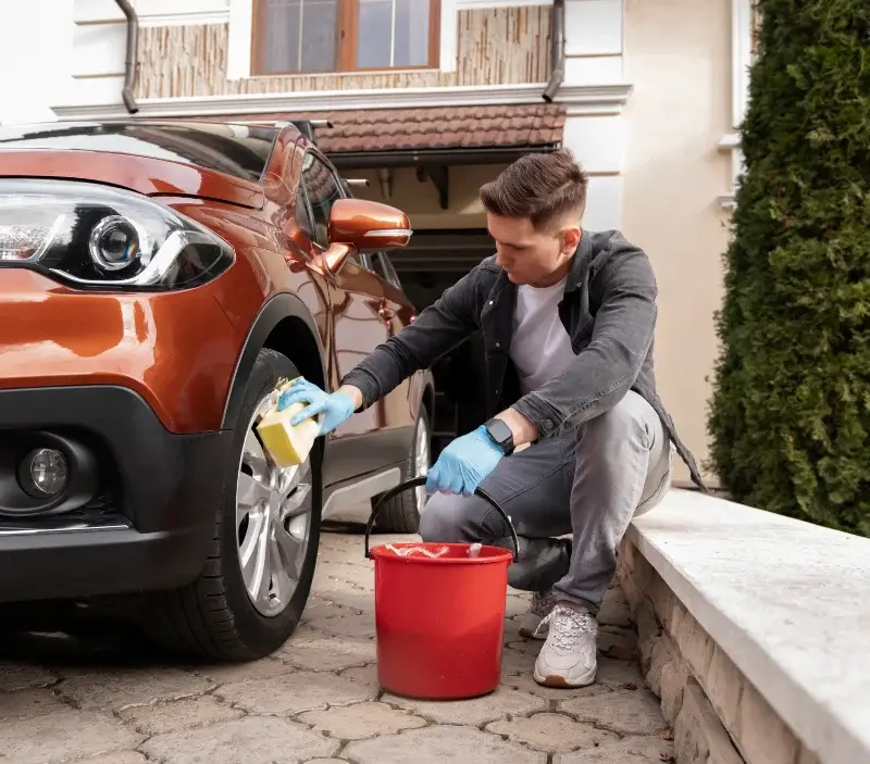 Lavage auto à domicile Belleserre : professionnel intervenant sur un véhicule